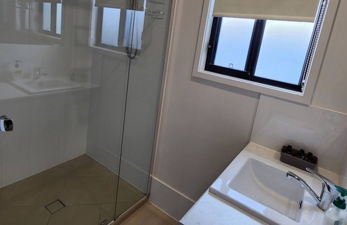 Diddillibah Cabin | Pet friendly and private 9 hole golf course 12 minutes to surf beach