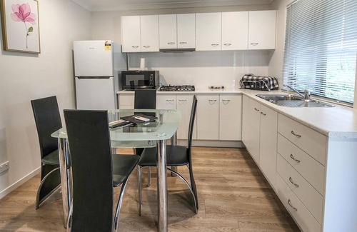 Diddillibah Cabin | Pet friendly and private 9 hole golf course 12 minutes to surf beach