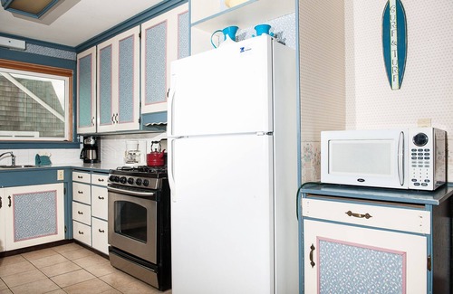 Seaside House | Pet Friendly Beach Home, Fenced Yard, Sauna, Deck and Firepit,4 Blocks to Beach