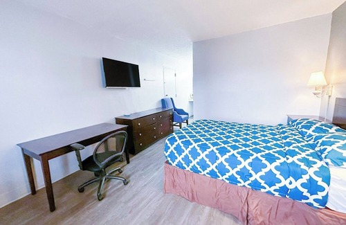 Madisonville Hotel | Pet-Friendly Budget Room Close to Perham Park for Outdoor Enthusiasts