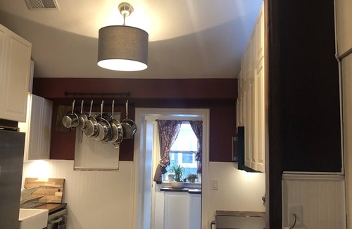 East Gate House | Pet friendly Bungalow. Close to Downtown and Mountains!