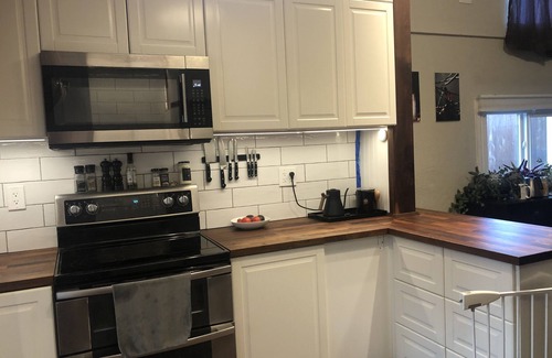 East Gate House | Pet friendly Bungalow. Close to Downtown and Mountains!