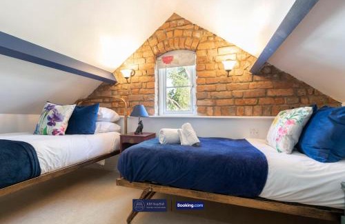 Stonehouse House | Pet Friendly Cottage By KBS Stayhub Short Lets & Serviced Accommodation Stonehouse With Log Fire, Parking
