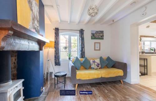 Stonehouse House | Pet Friendly Cottage By KBS Stayhub Short Lets & Serviced Accommodation Stonehouse With Log Fire, Parking