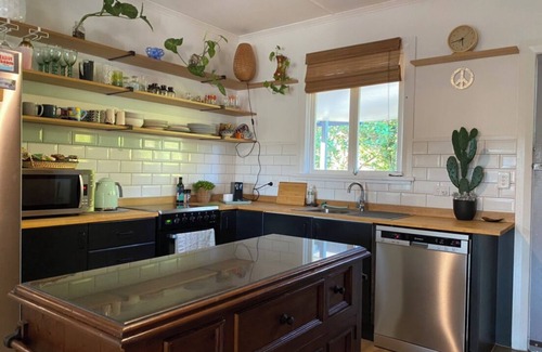 Redcliffe House | Pet Friendly -Easy walk to beach, cafes, restaurants - Free Netflix - Wifi