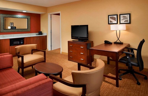 Novi Hotel | Pet-Friendly Haven with Swimming Pool, Near Suburban Collection Showplace