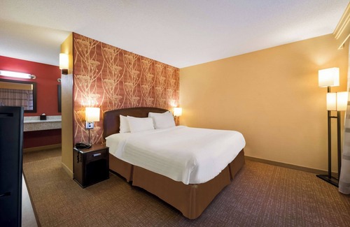 Novi Hotel | Pet-Friendly Haven with Swimming Pool, Near Suburban Collection Showplace