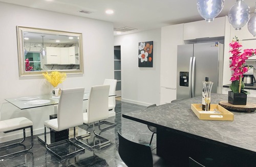 Ridge Wood Heights House | Pet friendly modern home, 2.7miles to Siesta Key!