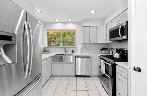 Milwood House | Pet Friendly - Q2 & Domain - King Bed + Pool Table