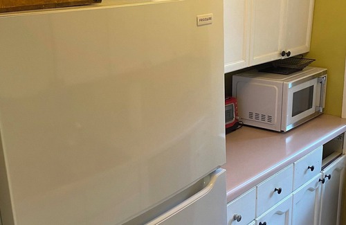 Amesbury Apartment | Pet friendly, quiet home away from home!