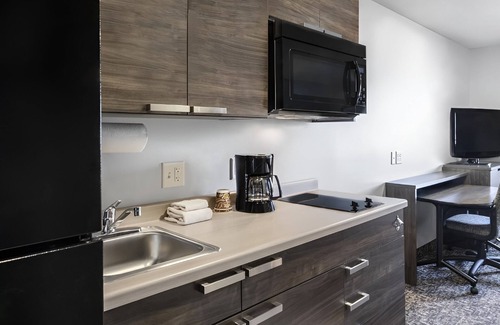 Nampa Hotel | Pet-Friendly Room with Full Kitchen Near Ford Idaho Center for Concert Goers