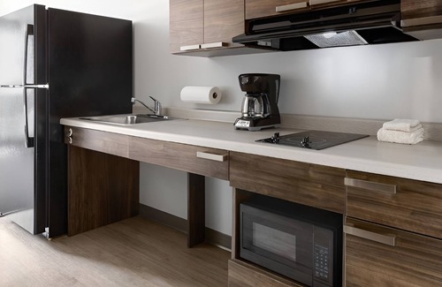 Nampa Hotel | Pet-Friendly Room with Full Kitchen Near Ford Idaho Center for Concert Goers