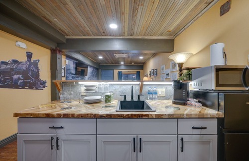 Texarkana Apartment | Pet-Friendly Texarkana Studio in The Historic 1894