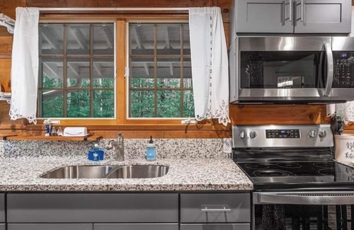 Welches Cabin | Pet friendly cabin with WiFi, AC and workspace in gorgeous Mount Hood Village