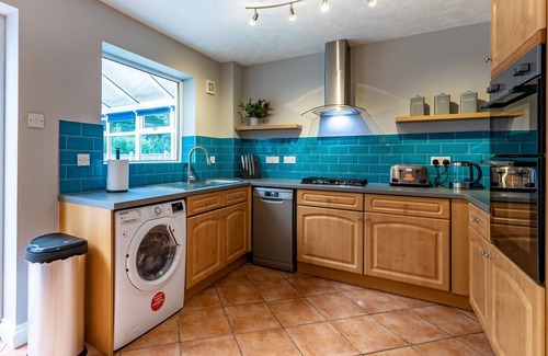 Peterborough House | Peterborough Contractors,6Beds,2Baths,Free Parking6