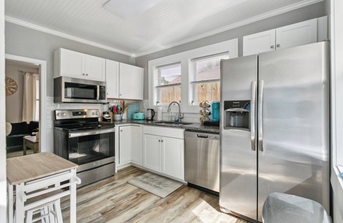 Buckroe Beach House | Petit Cozy Beach Bungalow— 5 min walk to the beach