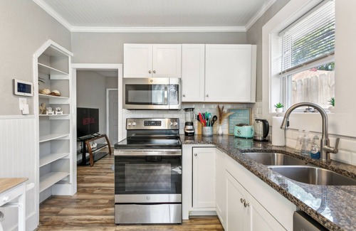 Buckroe Beach House | Petit Cozy Beach Bungalow— 5 min walk to the beach