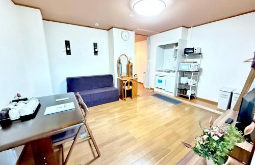 Tokushima Hotel | PetitHotel017全室ミニキッチン付きファミリルーム 飲食街中心 阿波踊り会館7分 文理 徳島大学 アスティとくしま車8分