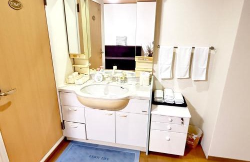 Tokushima Hotel | PetitHotel017全室ミニキッチン付きファミリルーム 飲食街中心 阿波踊り会館7分 文理 徳島大学 アスティとくしま車8分