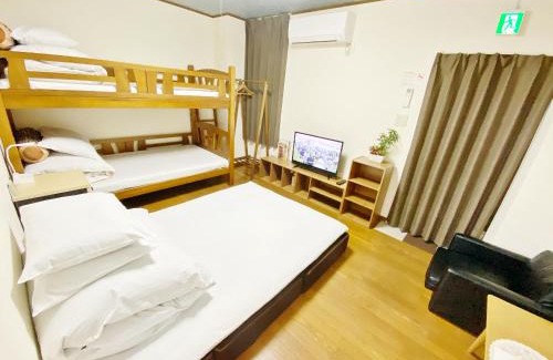 Tokushima Hotel | PetitHotel017全室ミニキッチン付きファミリルーム 飲食街中心 阿波踊り会館7分 文理 徳島大学 アスティとくしま車8分