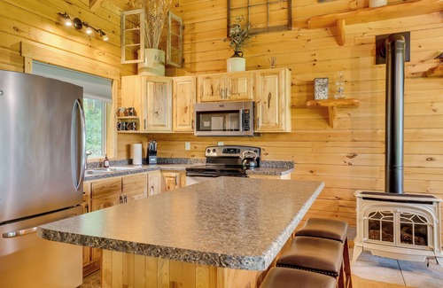 Mindoro Cabin | 'Pettinger' Getaway w/Views in Mindoro!