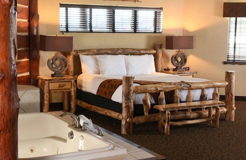 Onalaska Hotel | Picture-Perfect Lodge Stay with On-Site Laundry & 2 Pools! | 2 Units