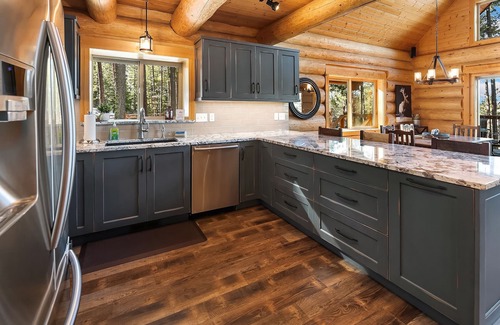 Cle Elum House | Picturesque Log Cabin on 5 Private Acres! Hot Tub * Large Yard * WiFi