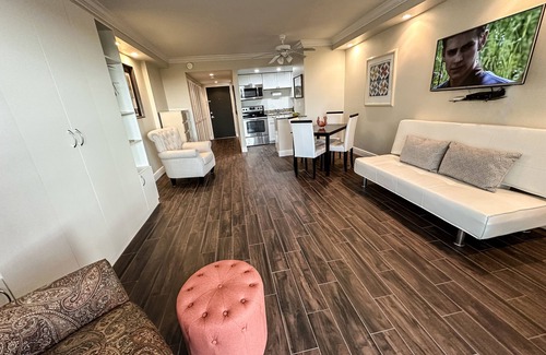 Vanderbilt Beach Apartment | Pied-`a-Terre Steps To Beach Mangrove/Gulf View Just Renovated