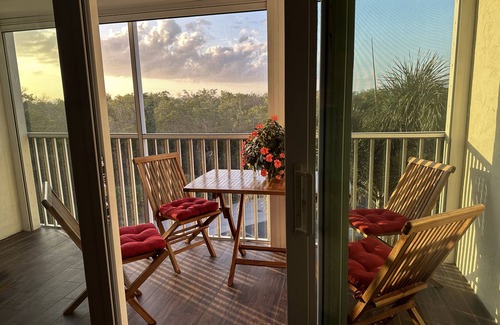 Vanderbilt Beach Apartment | Pied-`a-Terre Steps To Beach Mangrove/Gulf View Just Renovated