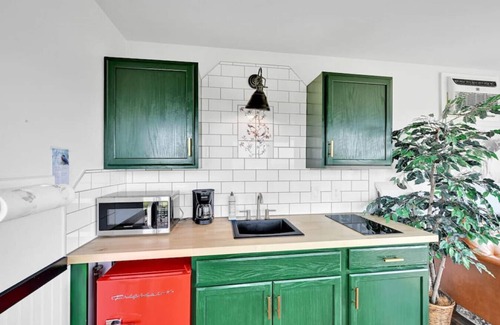 Pine Grove Apartment | Pine Grove Scenic View: Unforgettable Love Getaway