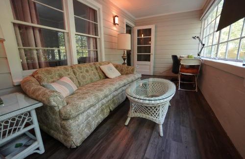 New Castle House | Pine Haven Getaway -Crib, Pets Welcome, Perfect for Families & Groups