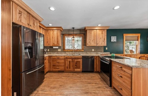 Stark House | Pines + Paddles - Lakeside Retreat in the Mountains