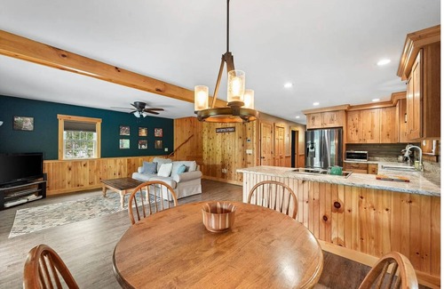 Stark House | Pines + Paddles - Lakeside Retreat in the Mountains