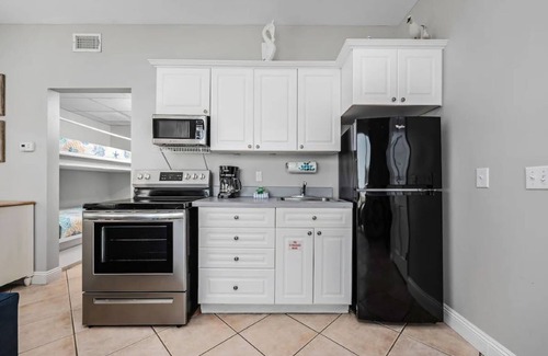 Crystal Shores Apartment | Pink Beach View Home Upper Base - 3 Min Walk to Beach