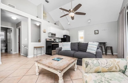 Crystal Shores Apartment | Pink Beach View Home Upper Base - 3 Min Walk to Beach