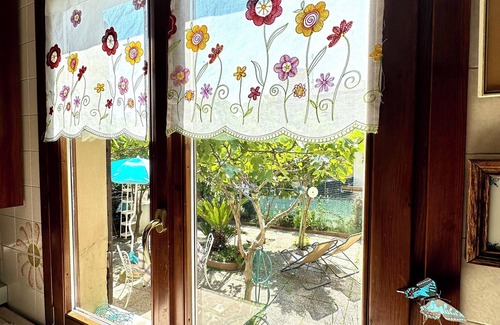 Gaino House | Pink House cottage in a quiet location