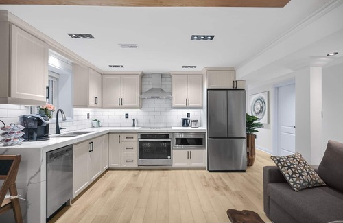 Whitby House | Pinnacle of Luxury & Leisure -2 Bedroom |2 full Bathroom | Full Kitchenn