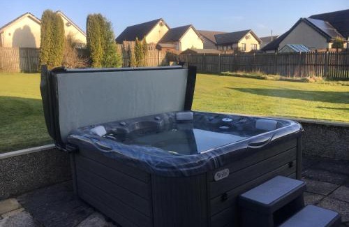 Airdrie House | Pippin, Tranquil Scottish Cottage with Hot Tub