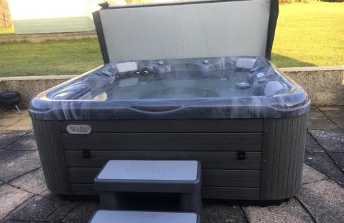 Airdrie House | Pippin, Tranquil Scottish Cottage with Hot Tub