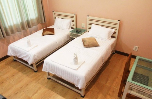 Si Maha Phot Hotel | Pirom Lake And Resort