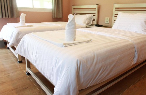 Si Maha Phot Hotel | Pirom Lake And Resort