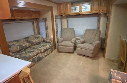 Benzonia House | Platte - 37ft RV Camper in the Woods with Fire pit & Hot Tub Access
