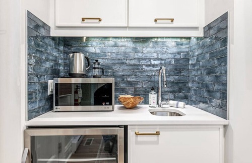 Stratford Apartment | Plums Unit 4: Downtown - Queen