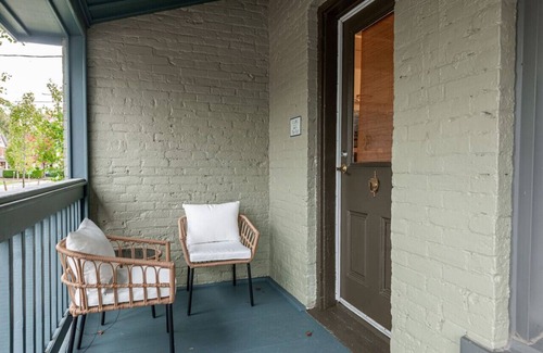 Stratford Apartment | Plums Unit 4: Downtown - Queen