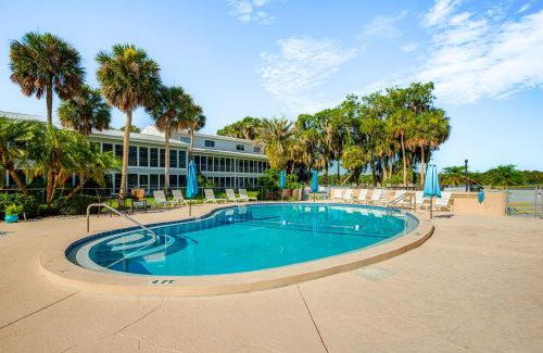 Welaka Apartment | Pool Access and Lanai Riverfront Welaka Condo!