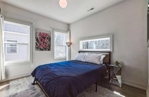 Sugar Creek House | PoolTable-15 Mins to Uptown & DT-King Bed!