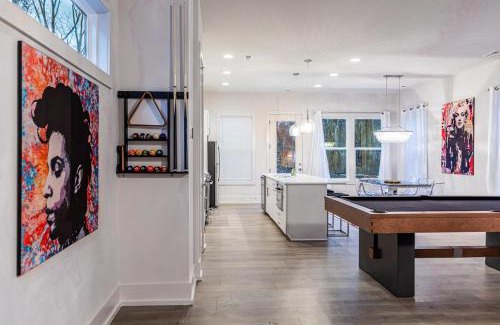 Sugar Creek House | PoolTable-15 Mins to Uptown & DT-King Bed!