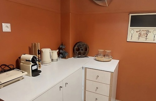 Kinosargous Apartment | Pop Art Apt – 3 Min to Metro in the City Center