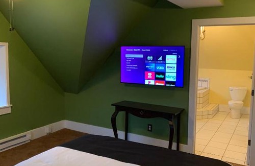 Helena Apartment | Pope House - Hist. Mansion - The Green Suite