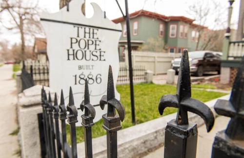 Helena Apartment | Pope House - Hist. Mansion - The Green Suite